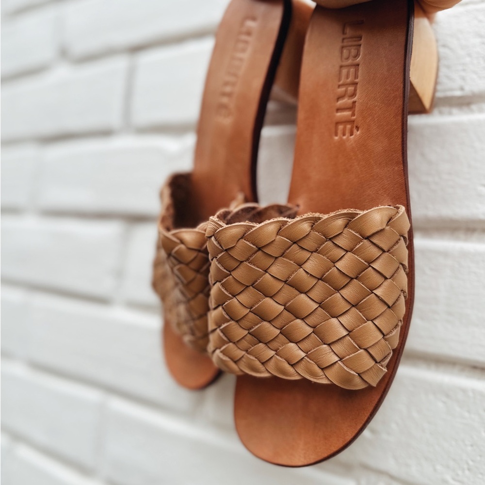 Liberte Santorini Woven Cream Leather Mule sandals w/2” heel size 8